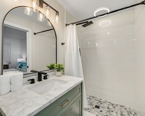 Shower, hair dryer, towels, soap - Casa Las Olas - Waterfront Home with Heated Pool, Movie Theater & Arcade (Merritt Island)