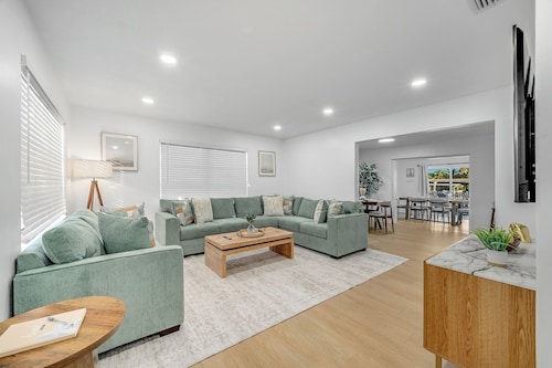 Casa Las Olas - Waterfront Home with Heated Pool, Movie Theater & Arcade