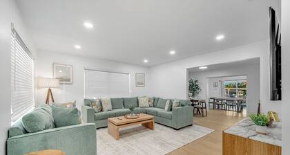 Casa Las Olas - Waterfront Home with Heated Pool, Movie Theater & Arcade