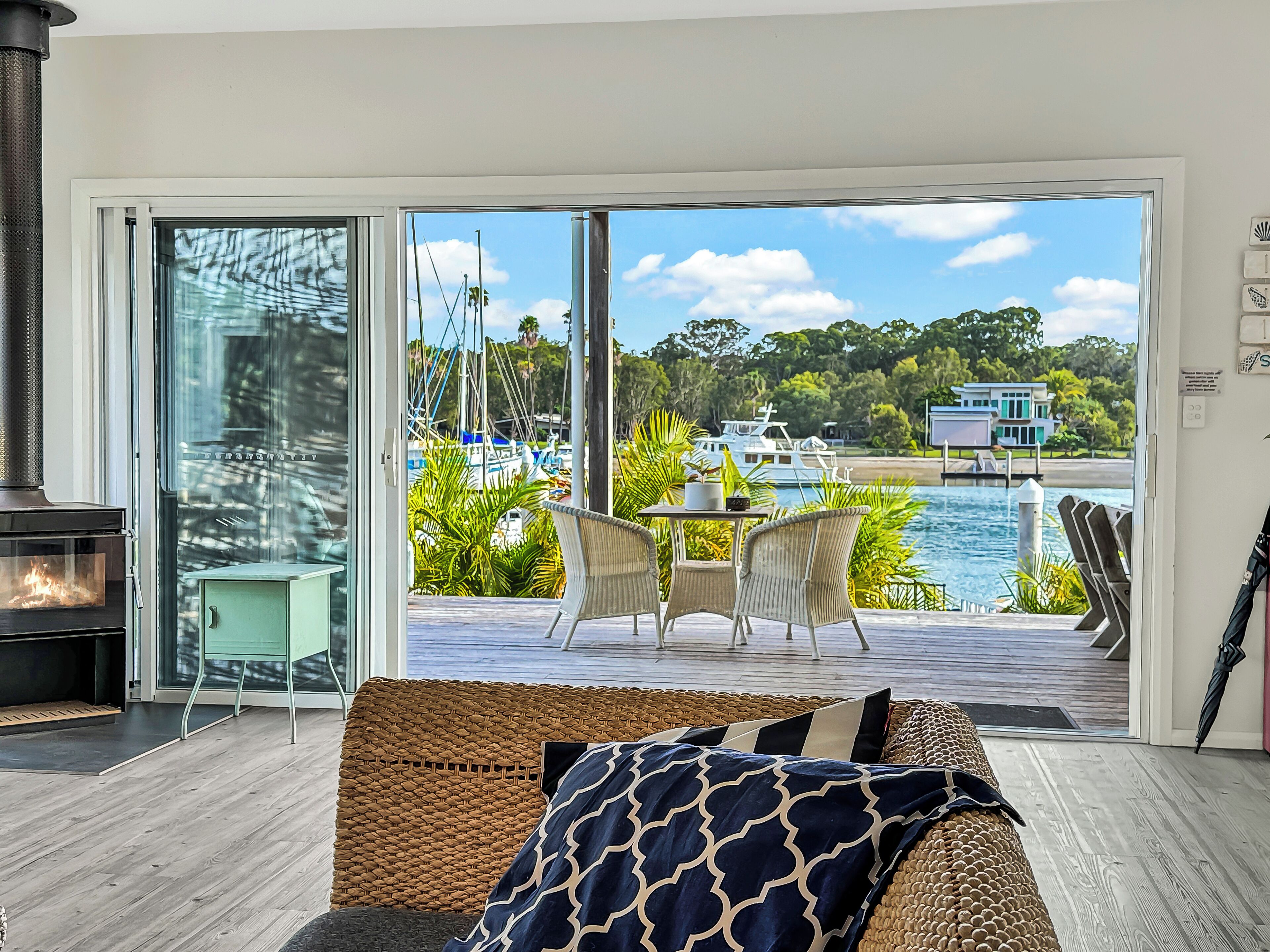 Smart TV, fireplace, books, stereo