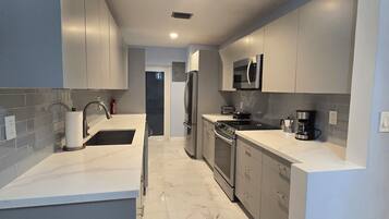 Refrigerador, microondas, horno y parrilla de estufa