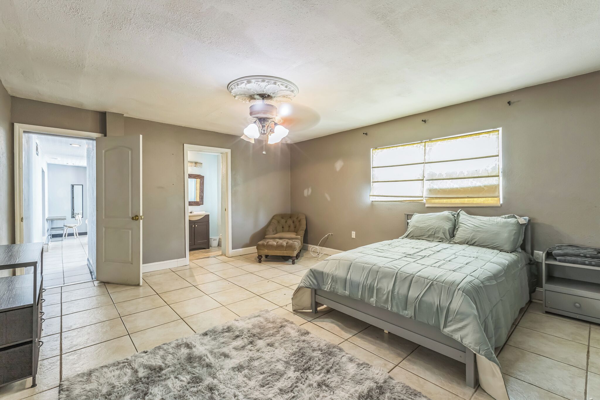 3 多间卧室、熨斗/熨衣板、WiFi、床单