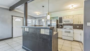 Mikrobølgeovn, ovn, kokeplater og oppvaskmaskin