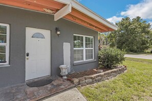 Exterior detail - 3-bedroom house in wonderful Palmetto with AC, WiFi, Hot Tub by Hospitals, Beach (Palmetto)