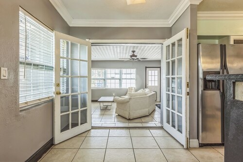 3-bedroom house in wonderful Palmetto with AC, WiFi, Hot Tub by Hospitals, Beach