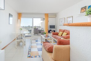 Apartment | Living room - Apartment in Empuriabrava With Canal Views (Castello d'Empuries)