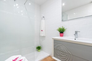 Apartment | Bathroom - Apartment in Empuriabrava With Canal Views (Castello d'Empuries)