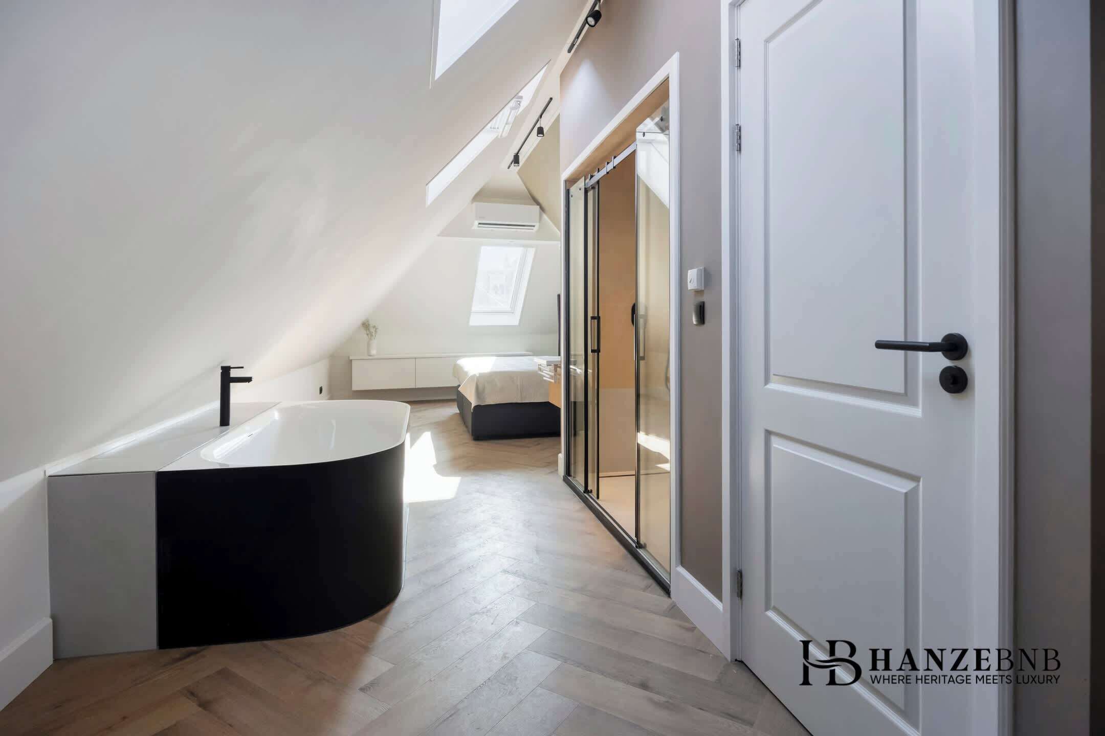 Douche, sèche-cheveux, serviettes fournies