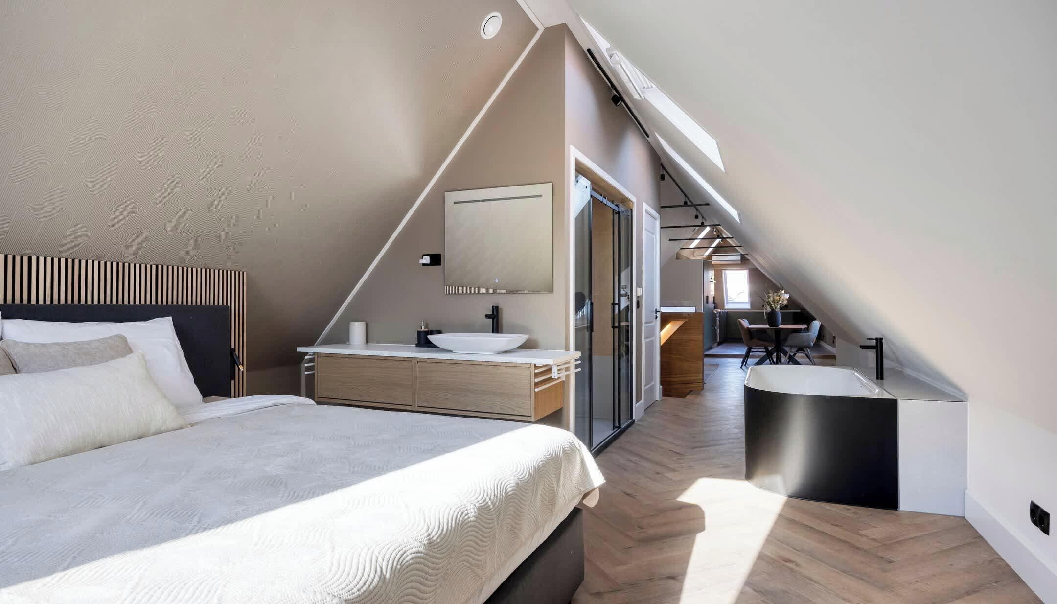 1 slaapkamer, een bureau, een strijkplank/strijkijzer, wifi