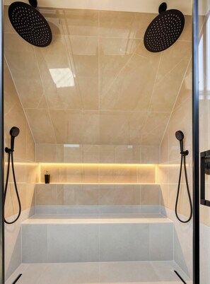 Een douche, een haardroger, handdoeken, shampoo