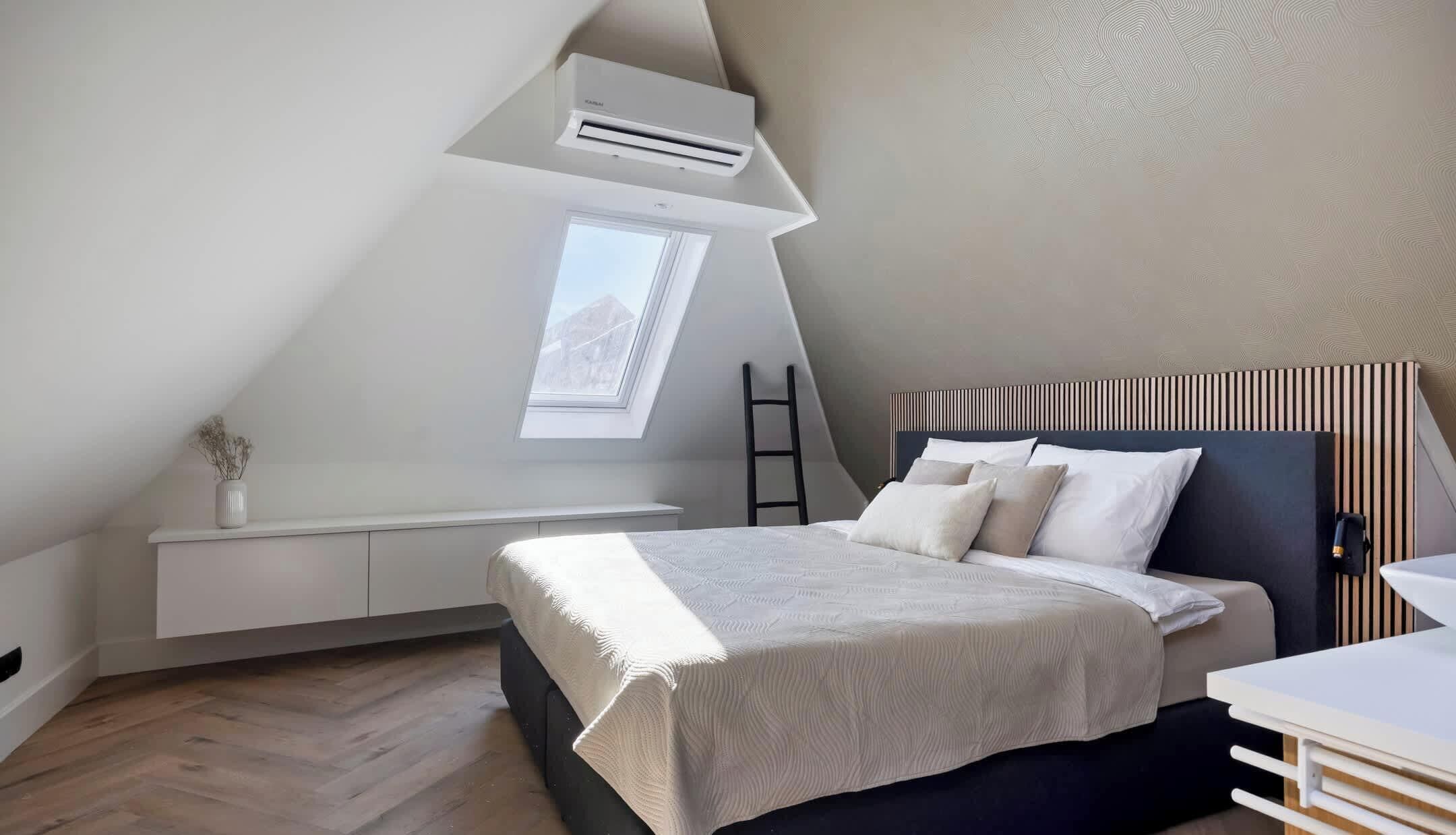 1 bedroom, desk, WiFi, bed sheets