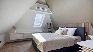 1 bedroom, desk, WiFi, bed sheets