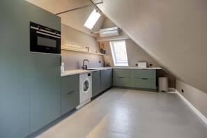 Een koelkast, een microgolfoven, een oven, een kookplaat