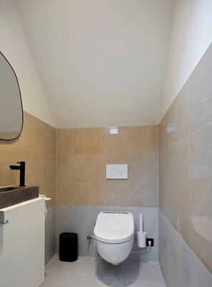 Een douche, een haardroger, handdoeken, shampoo