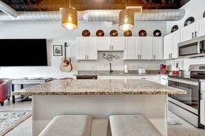 Kylskåp, mikrovågsugn, ugn och spishäll