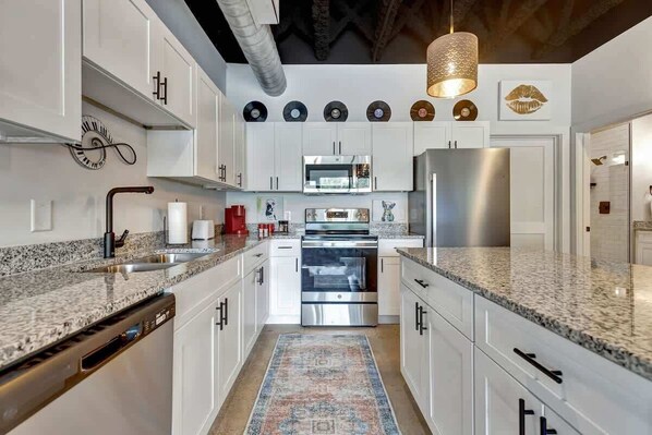 Frigorífico, microondas, horno y placa de cocina