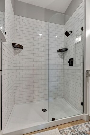 Dusche, Haartrockner, Handtücher, Shampoo