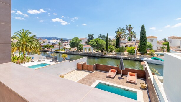 Villa | Exterior - Villa in Empuriabrava With Pool & Boat Mooring (Castello d'Empuries)