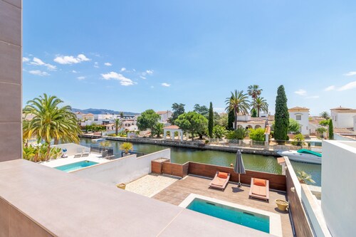 Villa in Empuriabrava With Pool & Boat Mooring