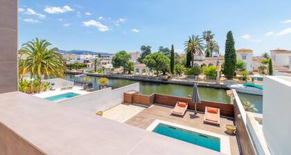 Villa in Empuriabrava With Pool & Boat Mooring