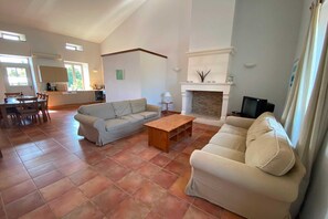 Living room - Villa in France With Private Pool and Garden (Chalais)