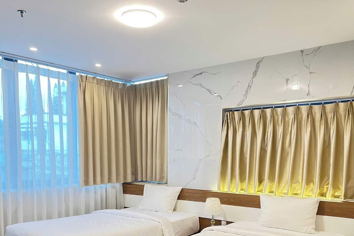 Quarto duplo luxo, vista para a cidade | Escrivaninha, espaço de trabalho para notebook