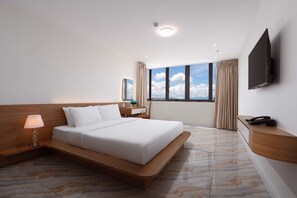 مكتب ومساحة عمل للكمبيوتر المحمول ومكواة/لوح كي وواي فاي مجانًا