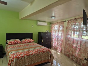 1 habitación, tabla de planchar con plancha, wifi y ropa de cama