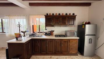 Coffee/tea maker, fridge, microwave, stovetop