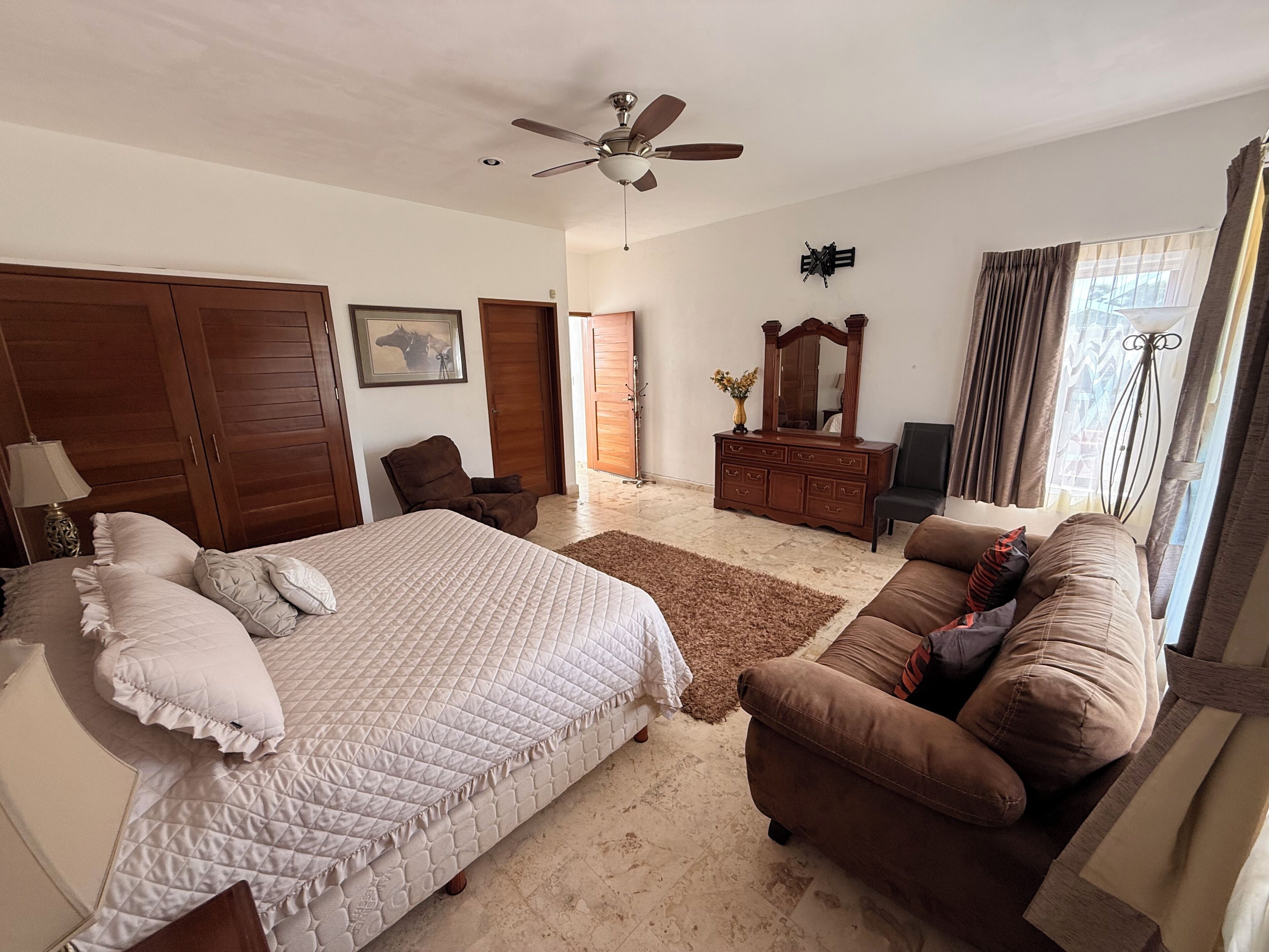 3 slaapkamers, een strijkplank/strijkijzer, gratis wifi, beddengoed