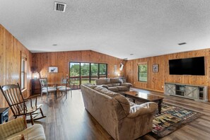 Smart TV, fireplace - Astor Manor Astor Cottage Combo (Astor)