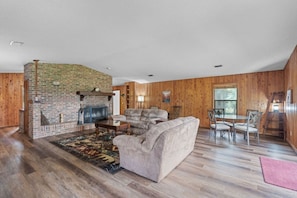 Smart TV, fireplace - Astor Manor Astor Cottage Combo (Astor)