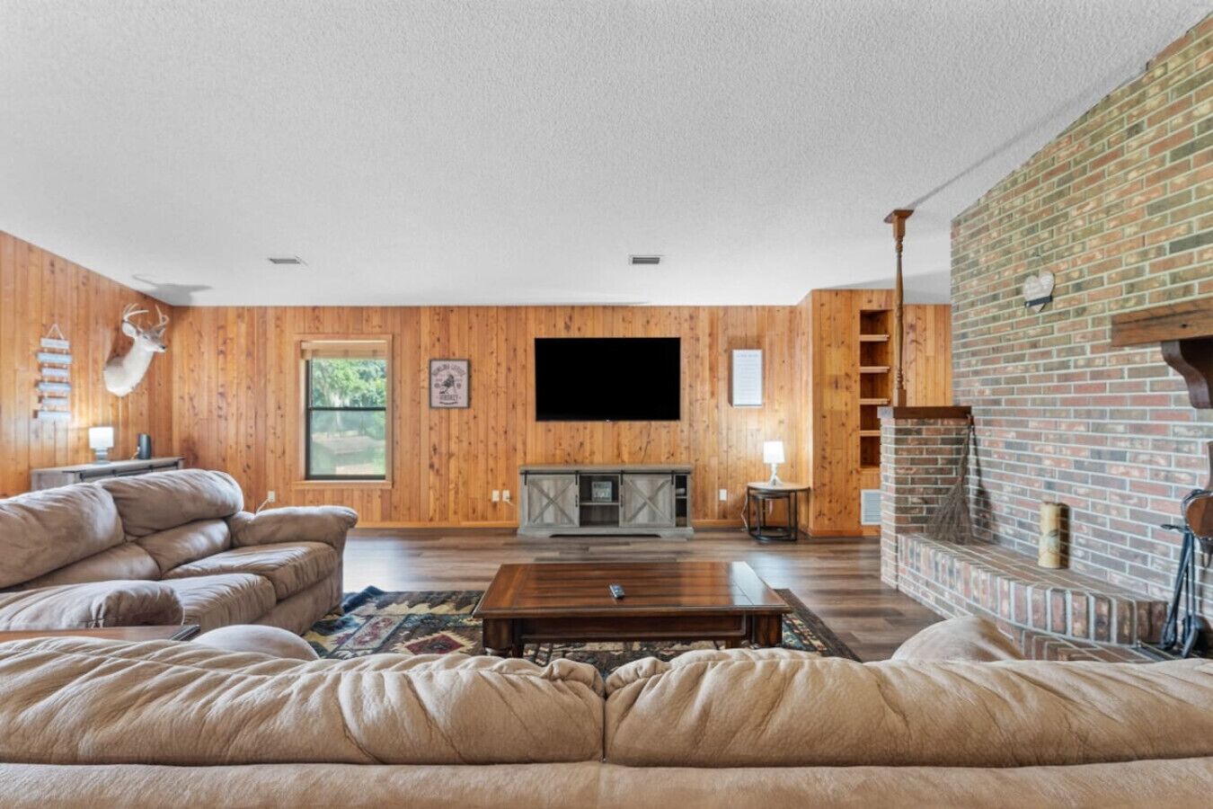 Smart TV y chimenea 