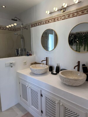 Hårtørrer, håndklæder, Sæbe, Toiletpapir