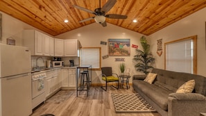 Smart TV - Charming & Cozy 1-bedroom cottage at Seneca Lake, Senecaville. OH (Senecaville)