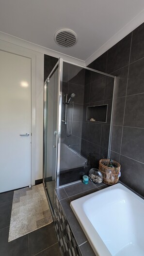 Sèche-cheveux, serviettes fournies, savon, papier toilette