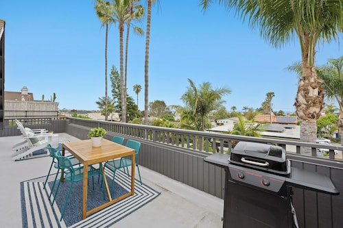 Ocean-View 1BR Retreat w/ Large Private Terrace - Walk to Beach & Dining