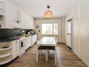 Fridge, microwave, dishwasher, cookware/dishes/utensils