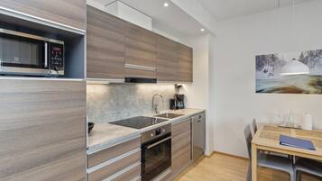Fridge, microwave, dishwasher, cookware/dishes/utensils