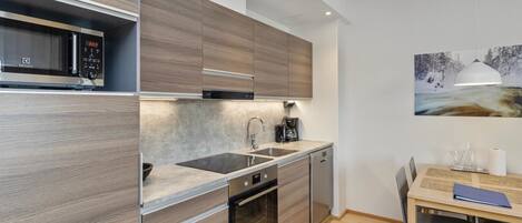 Jääkaappi, mikroaaltouuni, astianpesukone