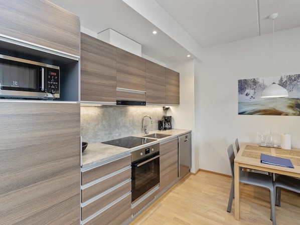 Fridge, microwave, dishwasher, cookware/dishes/utensils