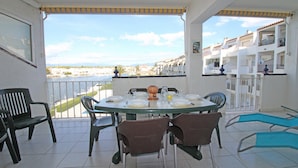Apartment | Outdoor dining - Apartment in Empuriabrava With Lake Views (Castello d'Empuries)