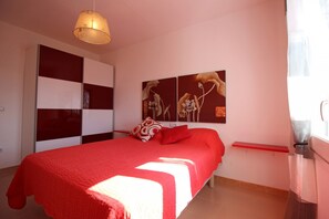 2 bedrooms, iron/ironing board - Apartment in Empuriabrava With Lake Views (Castello d'Empuries)