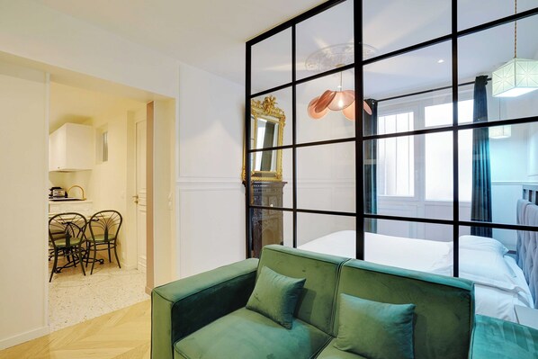 Appartement | Espace de travail pour ordinateur portable, fer et planche à repasser