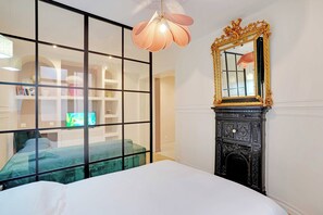 Appartement | Espace de travail pour ordinateur portable, fer et planche à repasser