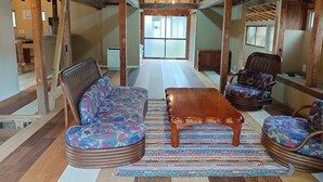 Een klassiek houten interieur met een bank, fauteuil en salontafel.