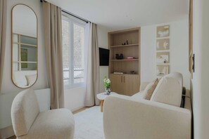 Living area - Magnificent Apartment -1br-4p- Canal Saint-martin (Paris)