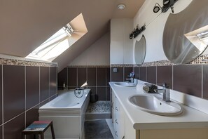 House | Bathroom | Hair dryer - Trackside Retreat - Ideal Base in Le Mans (Le Mans)