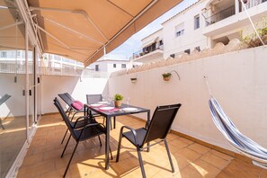 Apartamento | Restaurante al aire libre