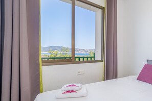 Apartamento | 2 dormitorios y tabla de planchar con plancha